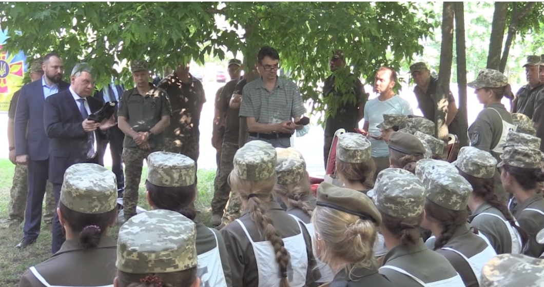（乌克兰国防部长塔兰向女兵们展示可能在阅兵式上要穿的鞋 图源：乌克兰“Gordonua”网站）