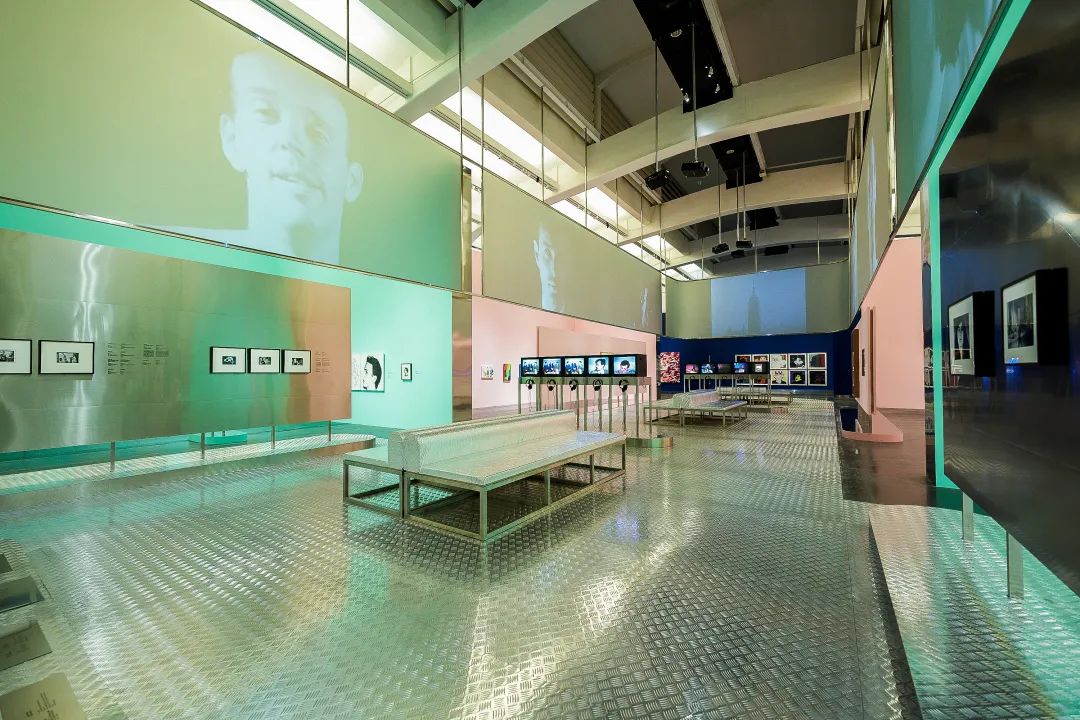 展览现场,银色的地面和座椅,向远处延伸的巨大的展陈空间。