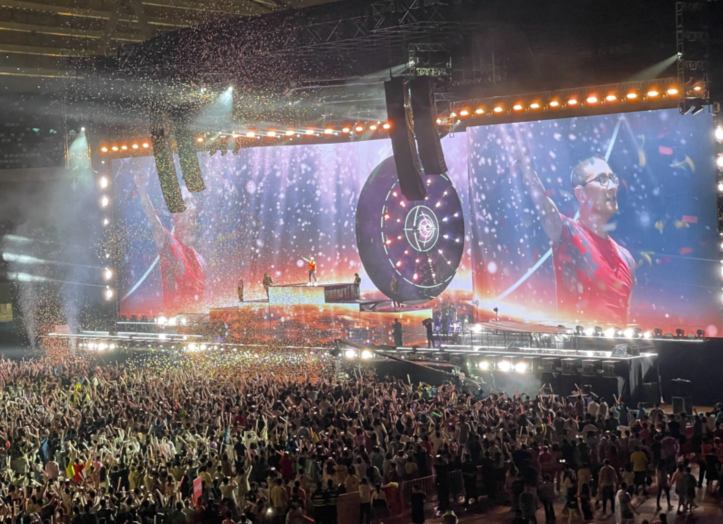 超燃!汪峰苏州演唱会现场万人观众合唱《我爱你中国》