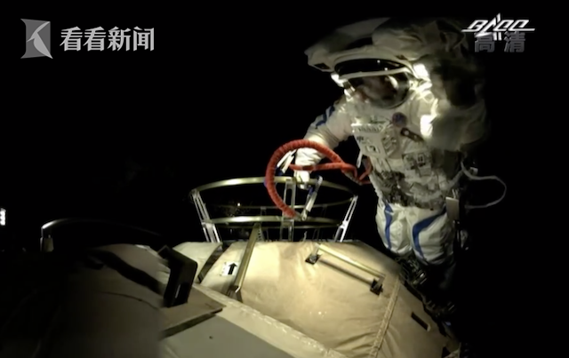 "这外边太漂亮了!"航天员刘伯明汤洪波先后成功出舱