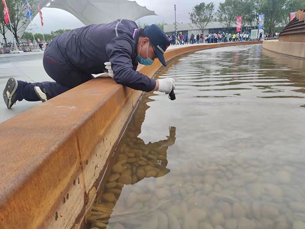 病媒生物防制专业人员在第十届中国花卉博览会园区及其周边开展病媒消杀工作。