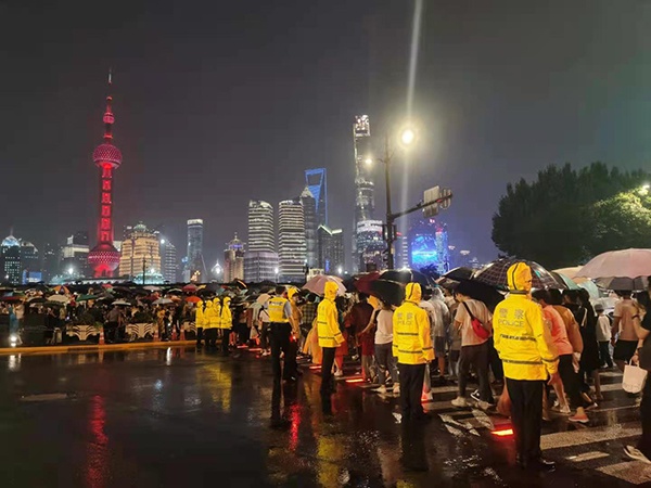 59万人雨夜赴外滩观看“永远跟党走”光影秀，民警全程守护