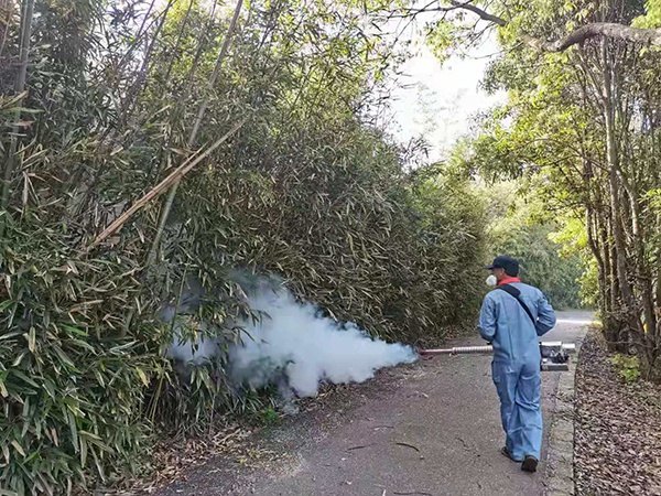 病媒生物防制专业人员在第十届中国花卉博览会园区及其周边开展病媒消杀工作。