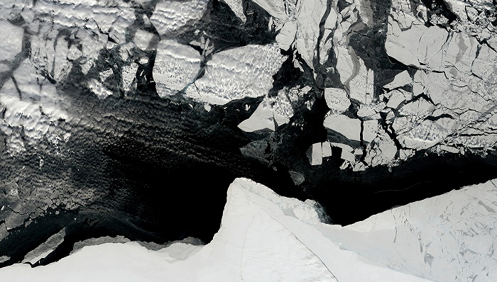 波弗特海破碎的冰面 图片来源：USGS/Unsplash