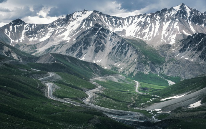 新疆，独库公路的天山雪景视觉中国图