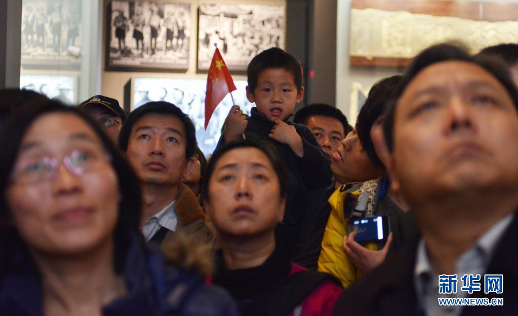 观众在国家博物馆参观《复兴之路》展览（2012年12月9日摄）。新华社记者 王全超 摄