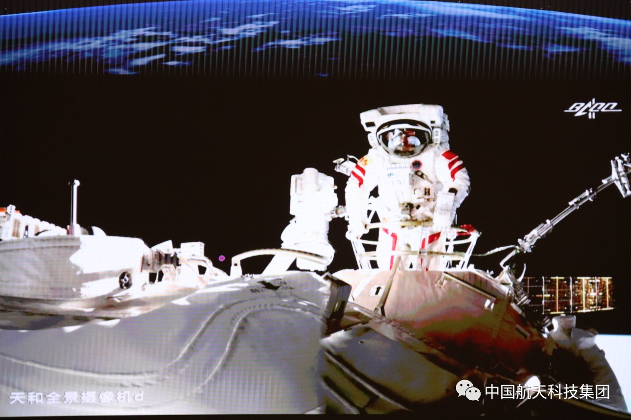 中国空间站航天员首次出舱来看这些精彩瞬间
