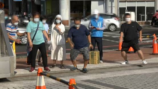 岛内民众为了争抢接种名额像“百米赛跑一样”。