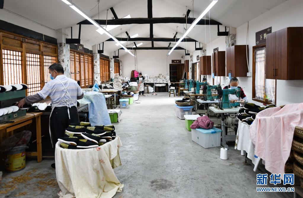 在四川省成都市郫都区唐昌镇战旗村，工人们加紧制作布鞋（2020年4月17日摄）。新华社记者 王曦 摄