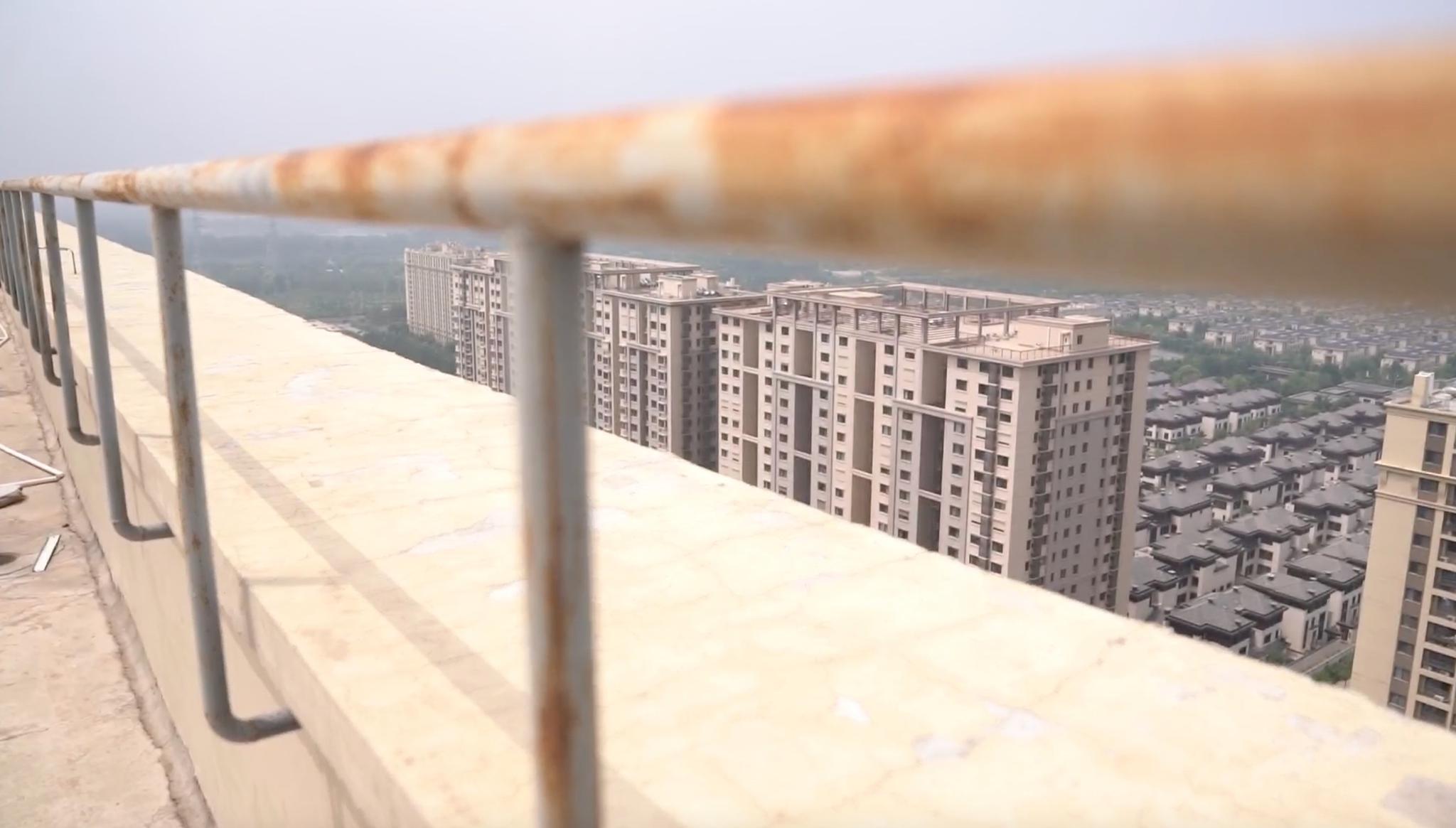 钱重要还是命重要女子高楼天台边欲轻生被民警成功劝下