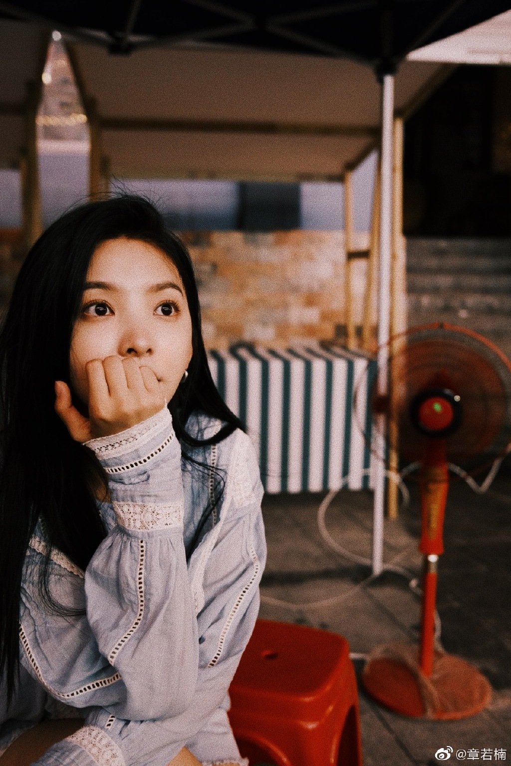 章若楠晒胶片风写真 港风味十足气质绝