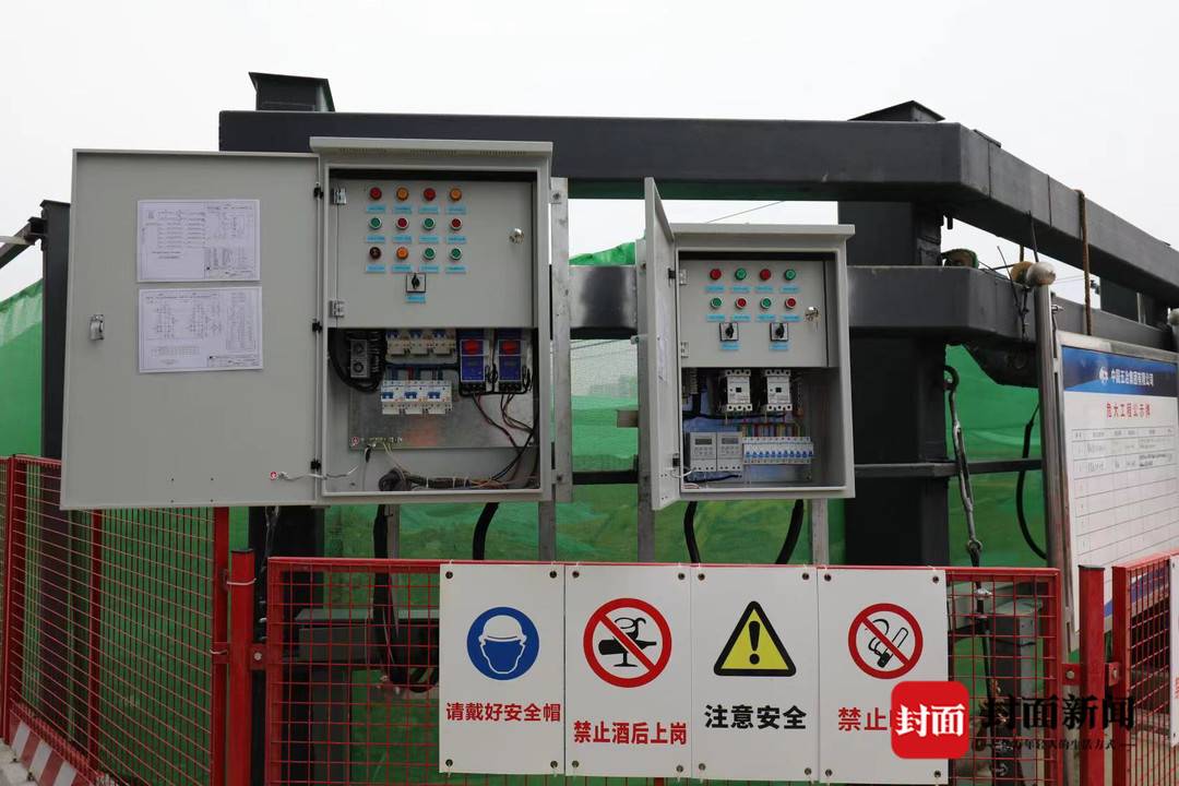 点开了自主研发的软件系统,手机屏幕随即显示出防尘幕的控制界面