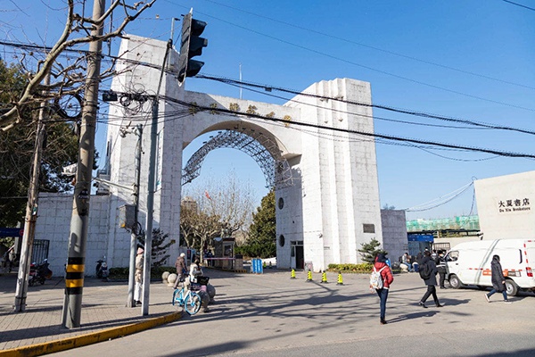 校门周边市政基础设施更新配套工程美化对比图（上图为更新前，下图为更新后）