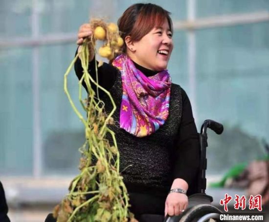 图为全国脱贫攻坚奖奉献奖获得者,女企业家李晓梅.