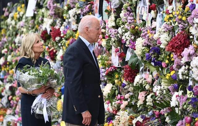 拜登和夫人赴事故现场慰问。图源：人民视觉