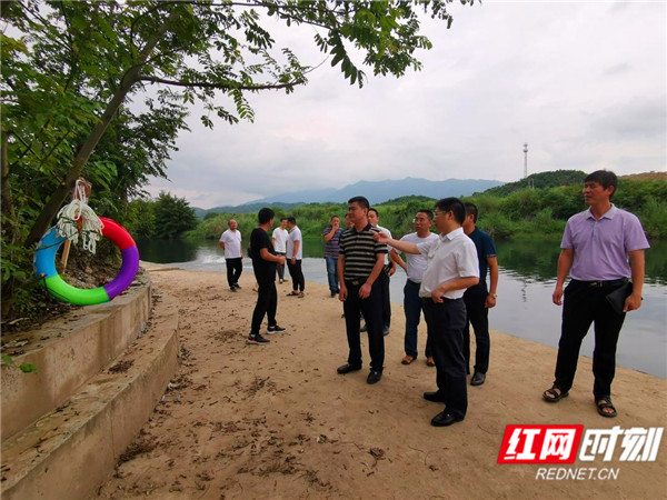 唐德荣一行先后来到桃川镇,潇浦镇,江永二中,三中和职中等地详细了解