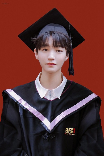 王俊凯毕业册签名曝光一笔一划工整又可爱