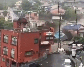 泥石流衝毀房屋(視頻截圖)