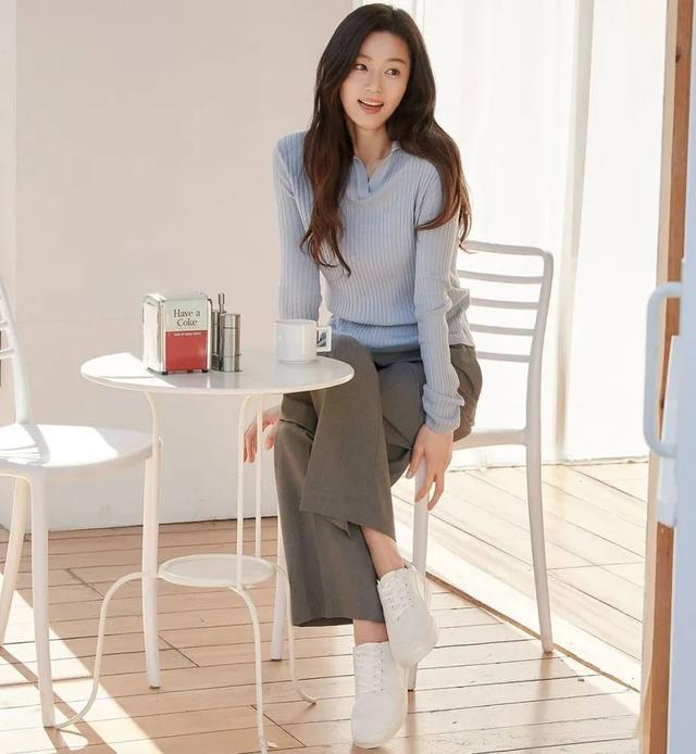 全智贤又凭穿搭实力圈粉了,基础款衬衫配黑西裤,简约高级又大气