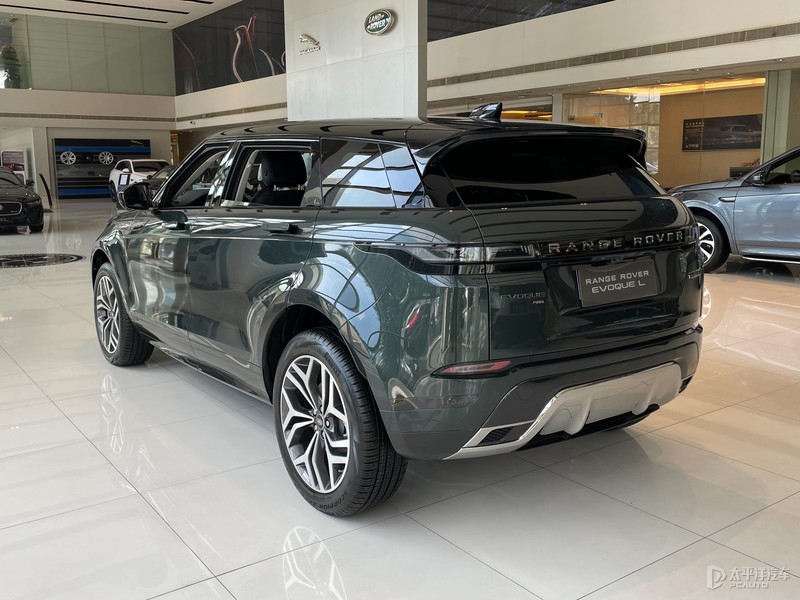 车尾造型同样源自标轴版,扁平的尾灯与中央"range rover(配置|询价)"