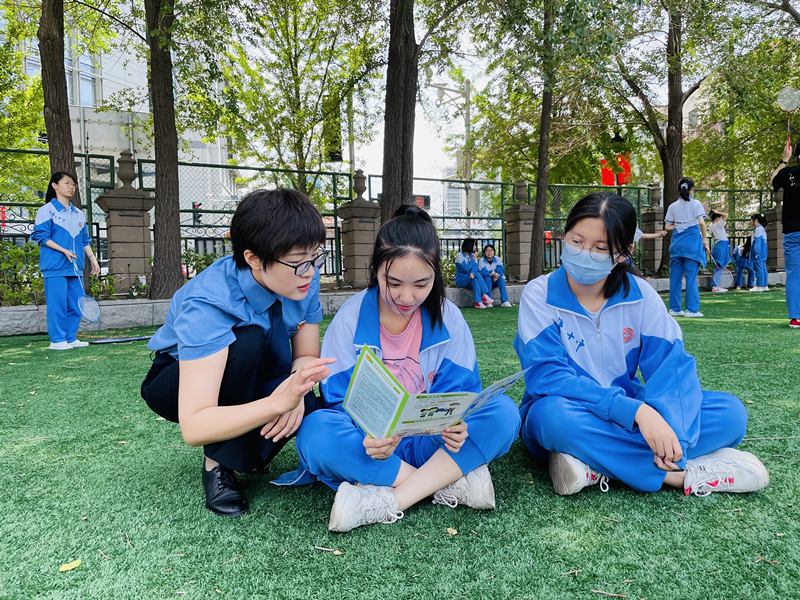 日前,天津市检察院第三分院第二检察部干警深入天津第二十中学开展