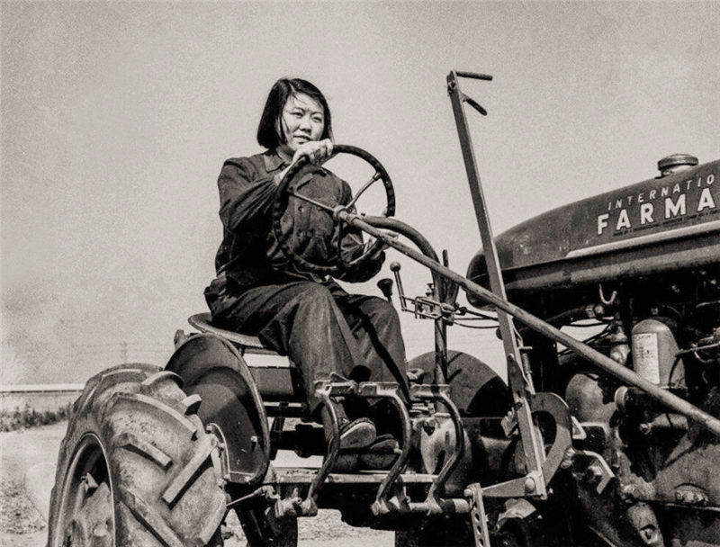 这个《巾帼英雄》主人公叫芭莎,和平环境,她就是开着拖拉机种地,照