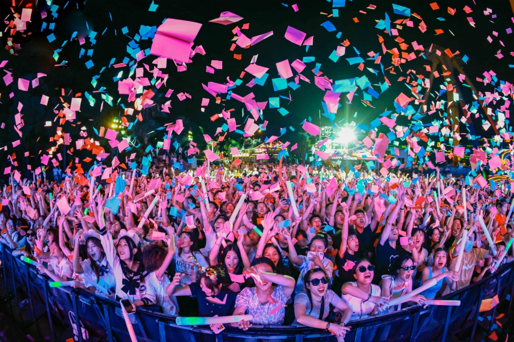 重庆hve电音节昨日在欢乐谷酷炫开燥万人狂欢玩法升级燃爆暑期