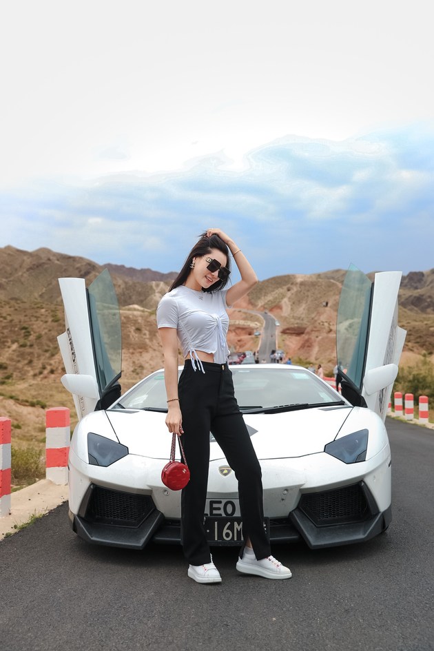 沙漠超跑和小姐姐 开着兰博基尼去豁沙子