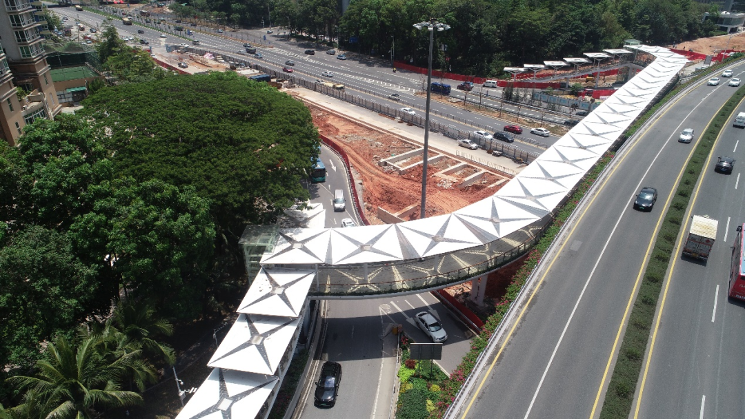 现在,该人行天桥已重新进行了造型设计,在原址建成,并加装了雨棚,垂直