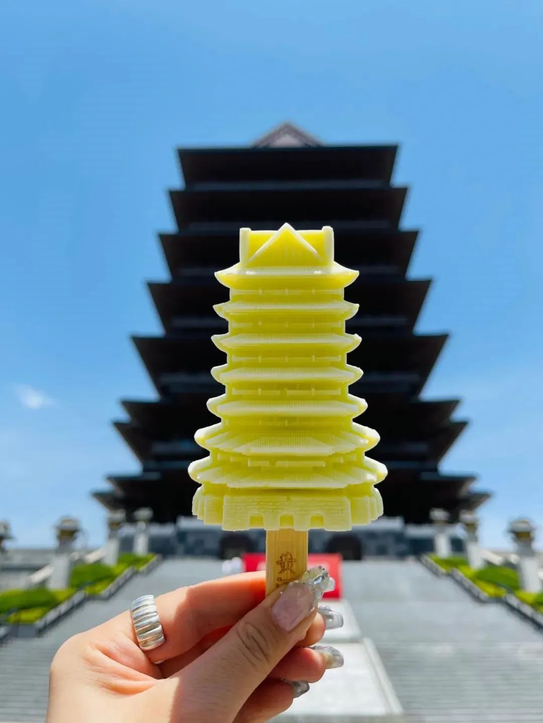 "黄河楼"文创雪糕造型以兰州新地标建筑黄河楼为原型雪糕口味分为