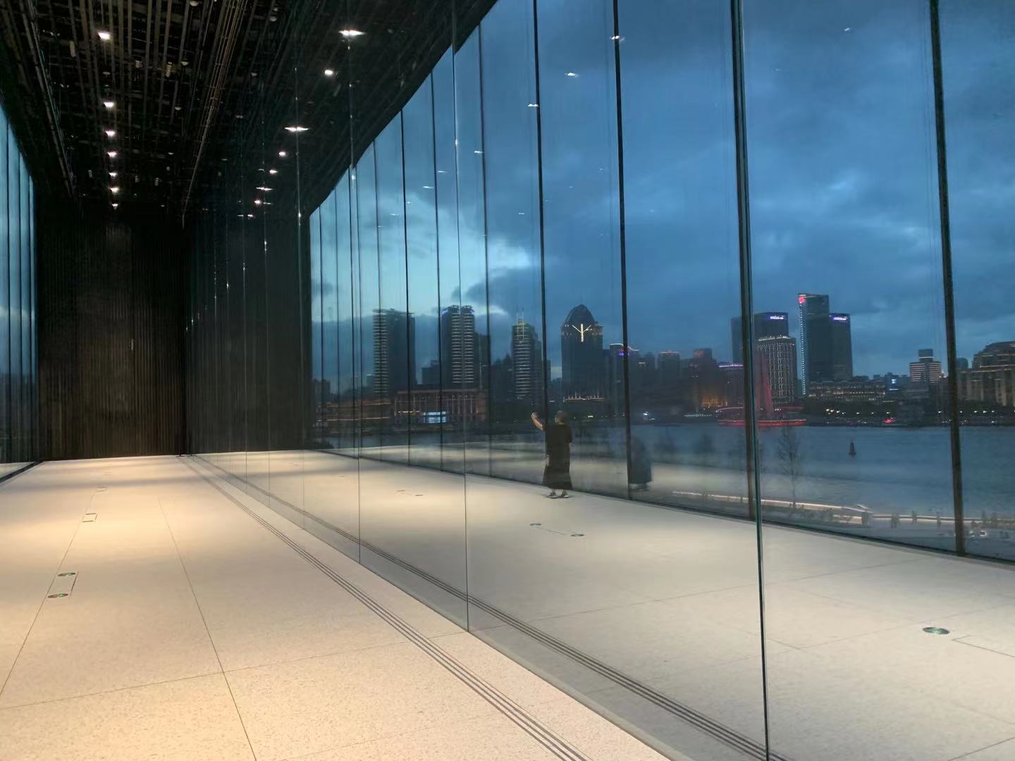 1楼的咖啡和美术馆商店,"浦江畔"和"美树罐"是浦东美术馆的限定款咖啡