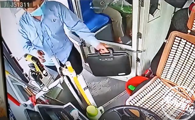 真金验人品！公交司机捡到一个包，打开一看全是黄金休闲区蓝鸢梦想 - Www.slyday.coM