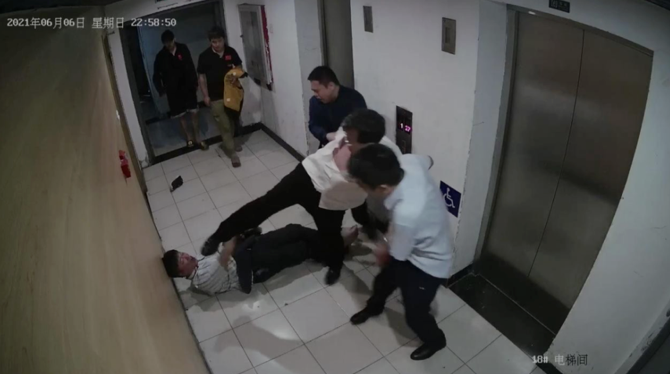 警方通报航天投资董事长打人事件！吴某蓉被拉拽、碰撞倒地，王某年轻伤二级，张某被刑拘休闲区蓝鸢梦想 - Www.slyday.coM