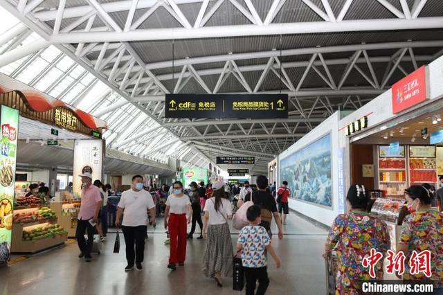三亚机场2021年旅客吞吐量突破1000万人次。 陈璐供图