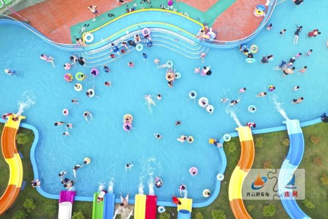 昨日,游客在赣榆海州湾水上乐园戏水.