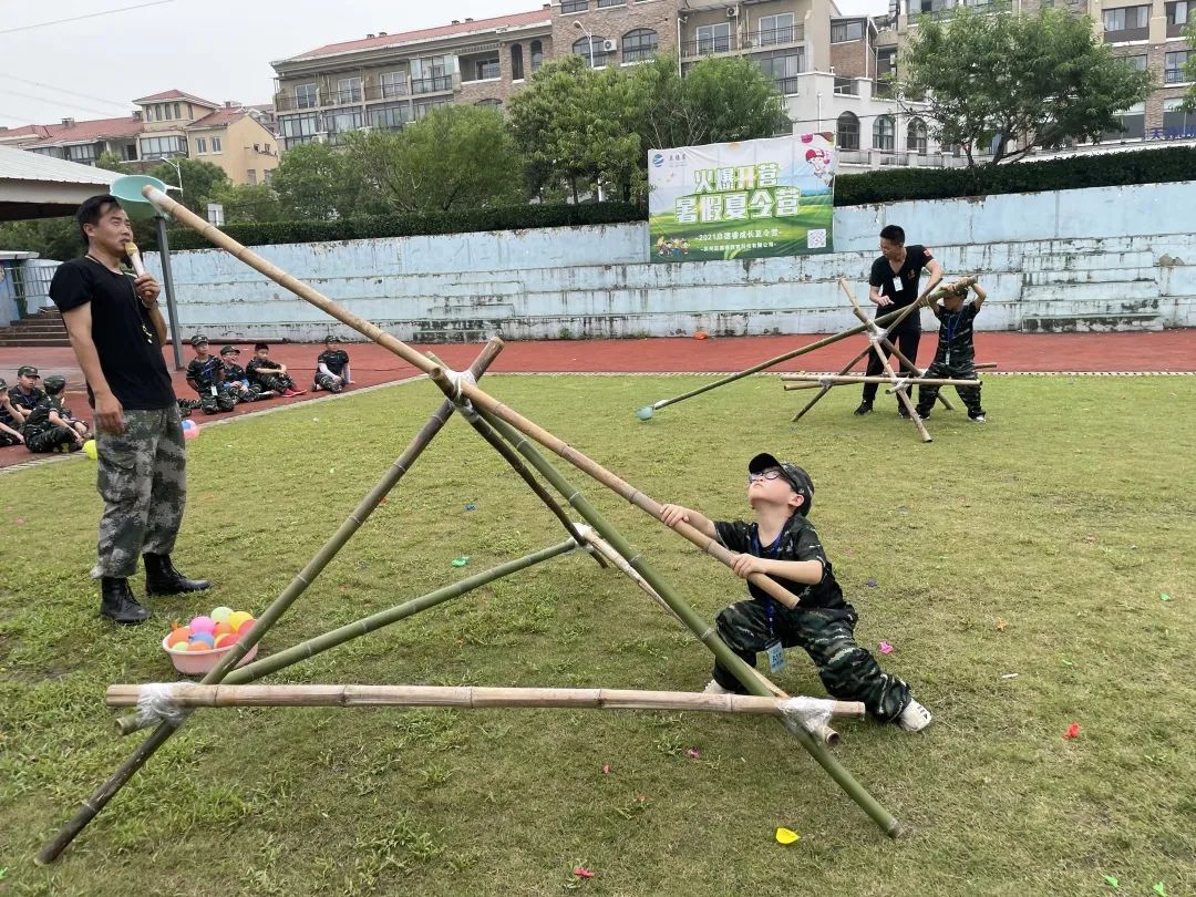 扬子晚报暑期夏令营超级英雄day1罗马炮架攻防箭演练