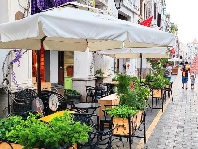 记者了解到,此次景区品质提升从街区外摆设施,景观环境塑造,历史建筑