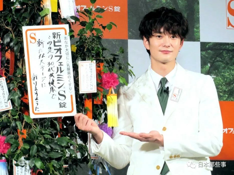 冈田将生恋情曝光后露面 面对记者提问呆萌傻笑_手机新浪网
