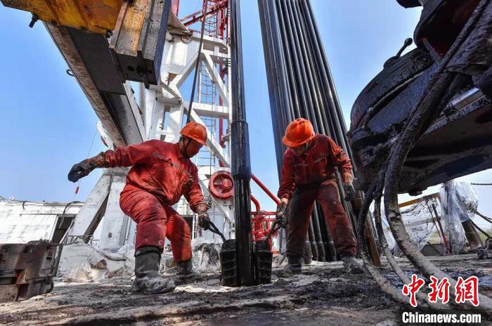 钻井施工现场. 宋军 摄