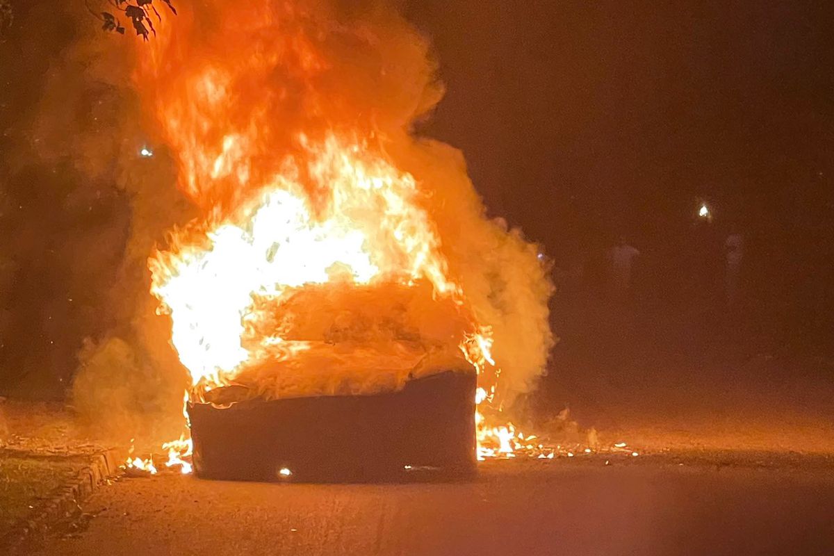 比电影还刺激特斯拉百万豪车着火了亿万富豪惊险逃生