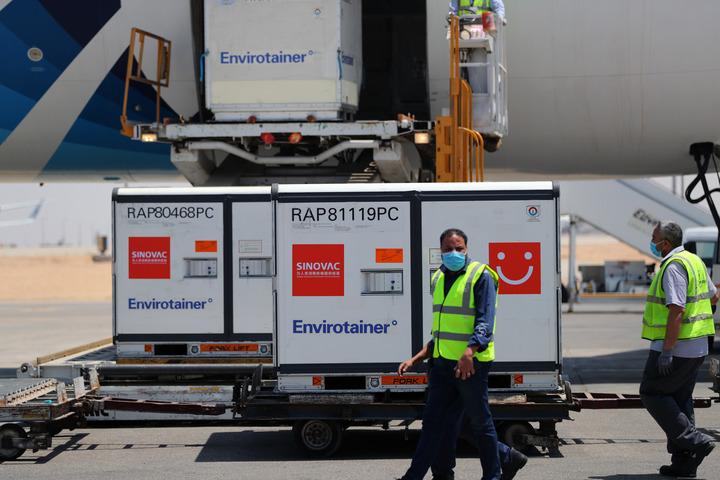 ▲5月21日,工作人员在埃及开罗国际机场运输埃及自中国商业采购的首批科兴疫苗原液。新华社记者隋先凯摄