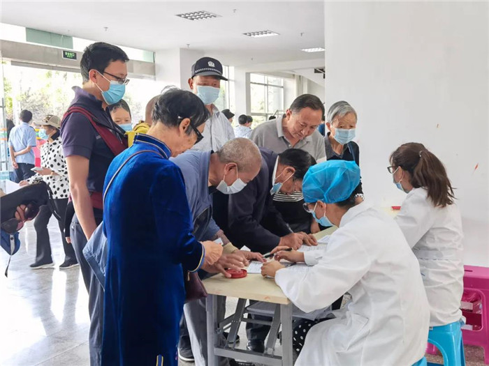 今天上午,记者来到市疾控中心,一件件疫苗正被工作人员快速运进从华坪