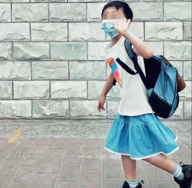 "儿子被同学掀裙子了!怎么办?"男孩穿裙子引热议:该支持吗?