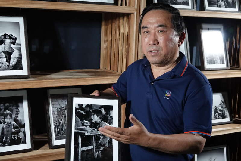 《光影新视界》录制现场,纪实摄影家解海龙讲述希望工程大眼睛女孩的