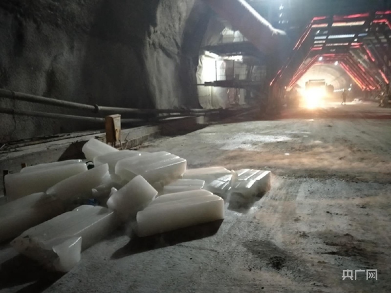 中铁七局四公司在隧道工地现场设置的大体积冰块(受访者供图)