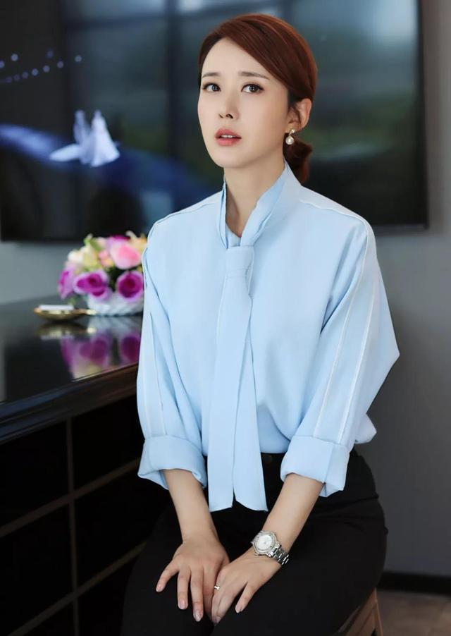 颜丹晨的抹胸连衣裙穿搭示范秒变成全场焦点咋穿咋好看真美