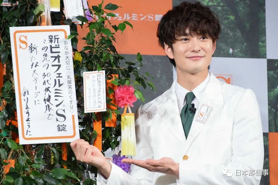 冈田将生恋情曝光后露面 面对记者提问呆萌傻笑_手机新浪网