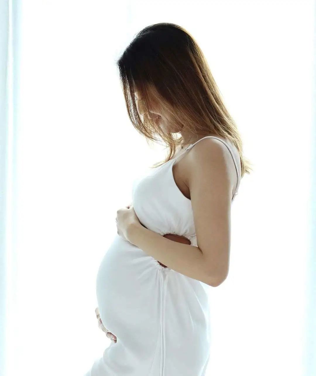 32岁tvb最上镜港姐怀孕7月晒最新孕照,四肢依旧纤细孕味浓|岑杏贤