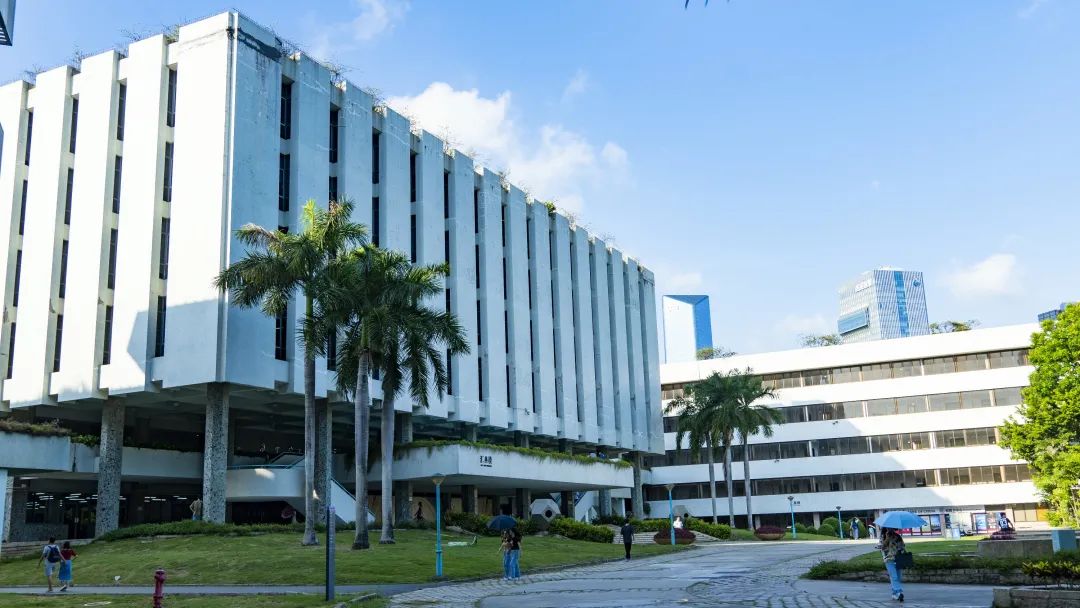 学生在深圳大学校园学习,凭校园卡可使用深大教室,图书馆,食堂,运动