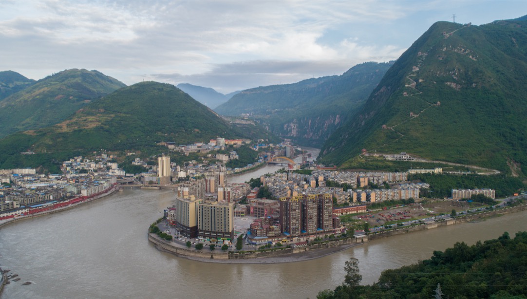 大渡河边的峨边县城